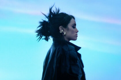 Lali finder sin rytme