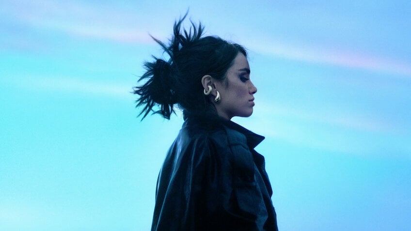 Lali finder sin rytme